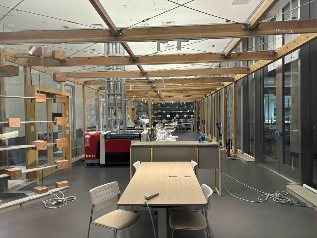 「芝浦工業大学」の施設内にある世界初のガラスつづら折り構造「テクノプラザⅣ」