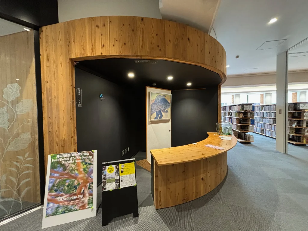 真庭市立中央図書館　CLT  内観